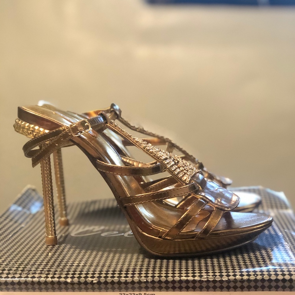 Bronze metallic pump